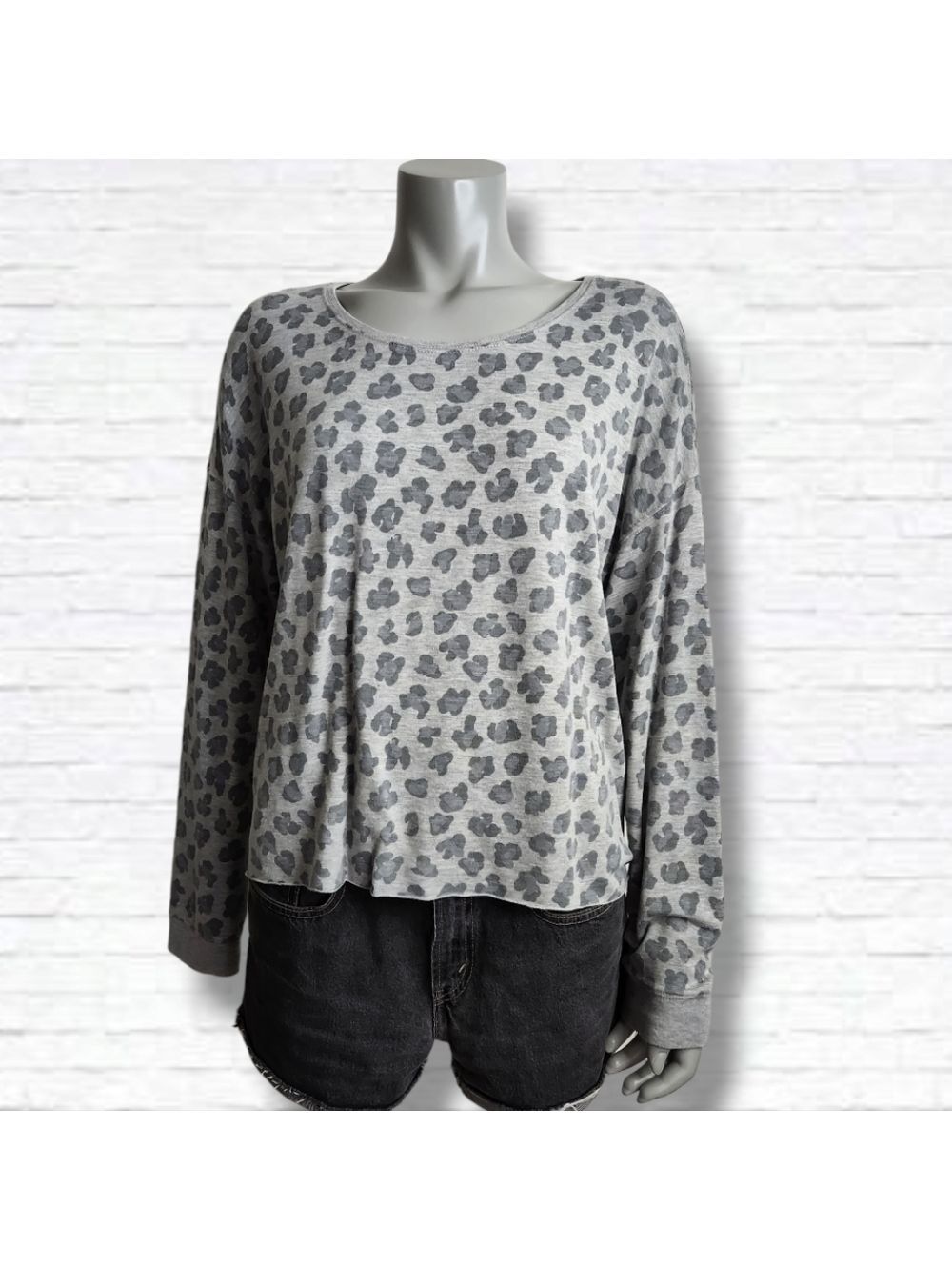 Thread & Supply Grey Leopard Print Long Sleeve Crewneck Top Size L